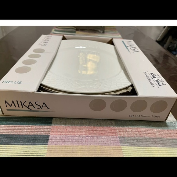 New In Box Mikasa Trellis Bone China White Dinner Plates, Set of 4 - Picture 5 of 7